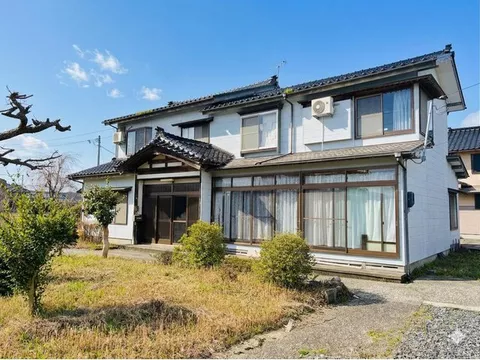 [Includes a garage for 2 cars] ● 14 minutes on foot from the station ● 3 air conditioners available