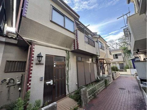It is located in a place where two train stations can be used, so the convenience is high.