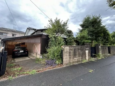 Land area of 275 tsubo, south-facing with good sunlight, 9LDKK