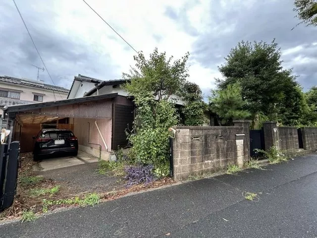 Land area of 275 tsubo, south-facing with good sunlight, 9LDKK
