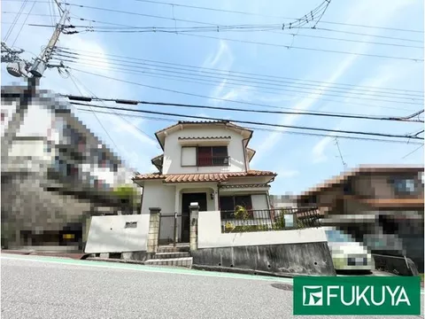 ■4-minute walk to the bus stop! All rooms over 6 tatami mats, south-facing! Currently vacant! One parking space available!