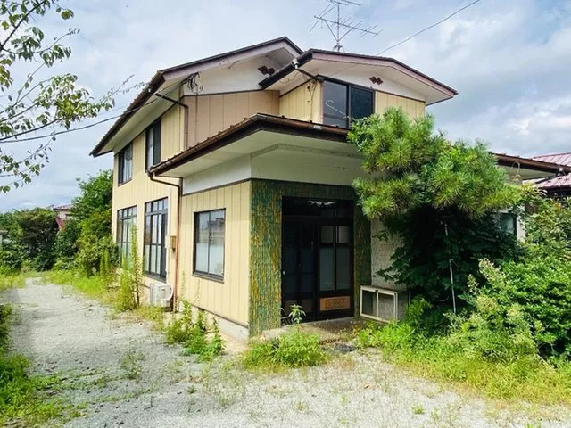 A spacious 248 tsubo lot with parking for 8 cars, attractive 5DK house