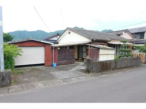 This is a used detached house in Kitago Town, Nichinan City. It is in good condition and can be moved into immediately.