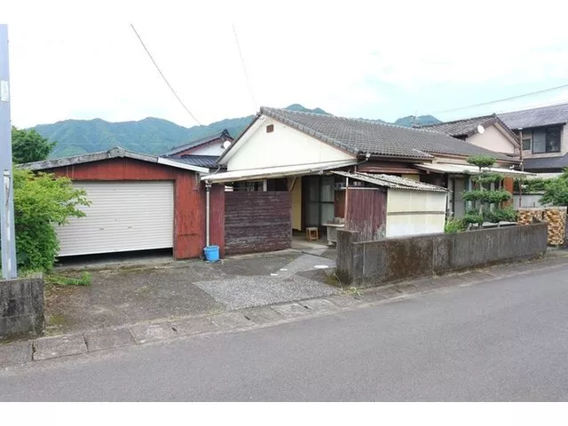 This is a used detached house in Kitago Town, Nichinan City. It is in good condition and can be moved into immediately.