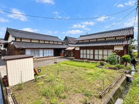 Approximately 174 tsubo of land! 5DK single-story house with a garden, parking for 4 cars + approximately 52 tsubo of land nearby!