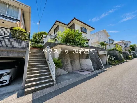 I want to create a home that suits my taste while keeping the purchase costs down. This is a recommended detached house for such people.