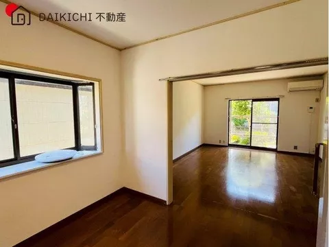9 minutes on foot to Koma Station! You can feel secure even on days when you come home late! - Image 3