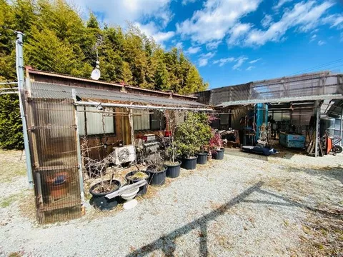 ■ Enjoy a spacious single-story living with a generous plot of land.