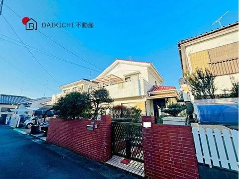 Convenient location with supermarkets, convenience stores, and drugstores within walking distance!