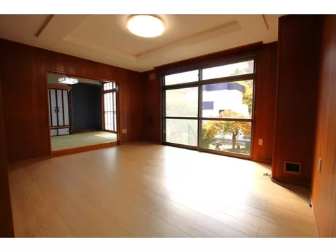 Newly renovated! Located on a southwest corner lot with great sunlight! Spacious garden for home gardening too♪