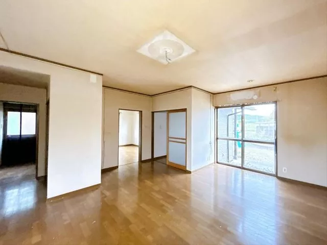[Open House Held] Interior renovation planned / Water fixtures replacement / Single-story house / Parking for 2 cars available