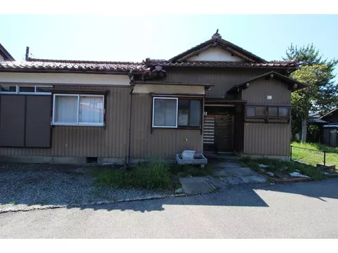 A used single-story house with many rooms. Numerous convenient facilities such as commercial establishments nearby!