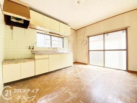 【Parking for 2 cars × Good sunlight! Immediate viewing available!】 Only 4 minutes on foot to Takaoka Nishi Elementary School, a safe environment