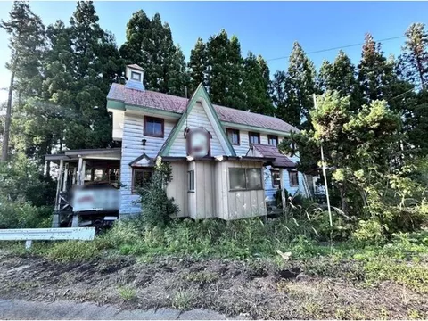 Approximately 521 tsubo of land and parking for 5 cars, a 2-story 2SK house that is easy to access to the IC and station