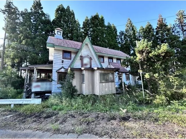 Approximately 521 tsubo of land and parking for 5 cars, a 2-story 2SK house that is easy to access to the IC and station