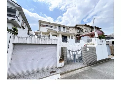 Over 60 tsubo of land! Garage with shutter available ♪ Two-sided balcony with good view ◎