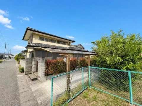 This property has a user-friendly system kitchen.