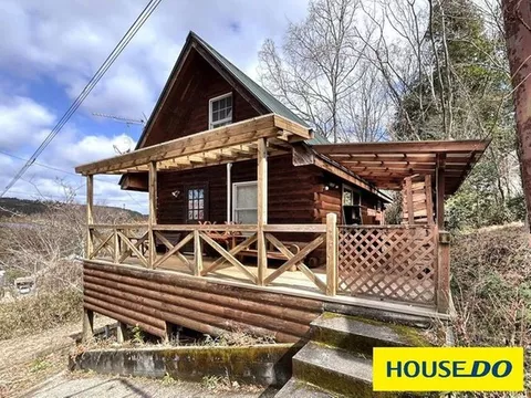 There is also a wood stove, and you can feel a quiet and nostalgic atmosphere at night.