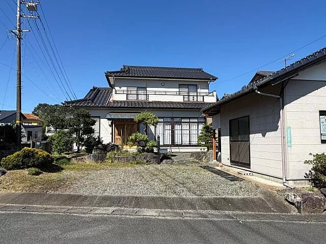 Used single-family home Nishikimachi Suzuka, a calm Japanese space with beautiful craftsmanship and wood grain.