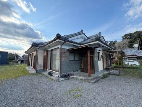 The property features a spacious lot of about 260 tsubo! Some interior renovations have been completed!