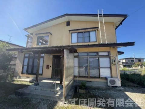 Higashine Elementary and Ichichu are within walking distance. A large 7DK with refreshed interior.