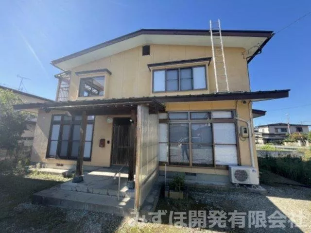 Higashine Elementary and Ichichu are within walking distance. A large 7DK with refreshed interior.