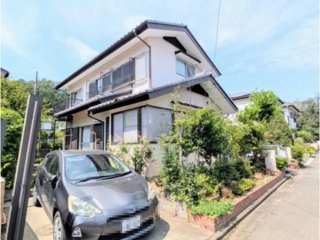 Would you like to live comfortably in a property equipped with a solar power system that also serves as an emergency power source?