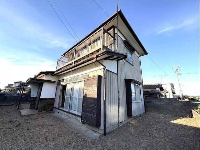 Quiet residential area, peaceful environment. How about renovating it to your liking?