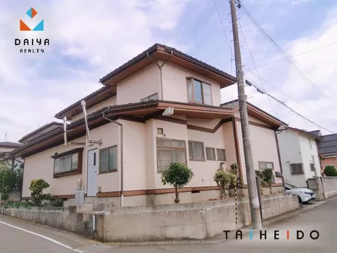 ■ Good access to National Route 13 ■ Close to supermarkets and drugstores, convenient for living