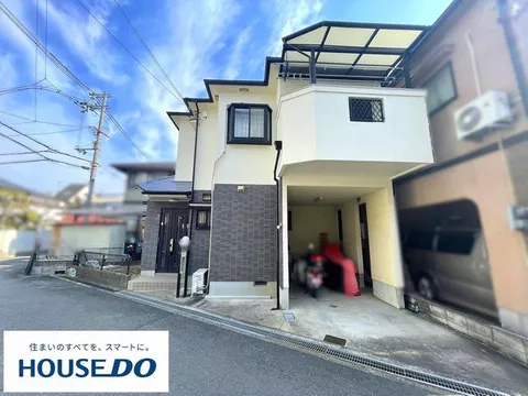 ■ Family type with a 4LDK layout♪ ■ One high-roof vehicle parking available♪