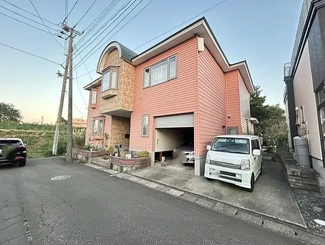 A used single-family home with a loft, 7LDK, with a garage