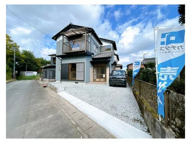 [Open house held] [Immediate move-in available] [Interior and exterior renovations completed] [New water facilities replaced] [Exterior