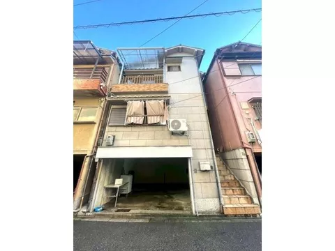 ◇9-minute walk from "Minamisenba" Station on the Osaka Metro Sennichimae Line◇ Spacious garage space on the first floor!