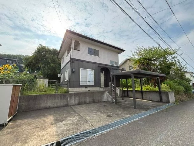 Carport for 1 car + parking space for 2 cars available ♪ Spacious garden ♪