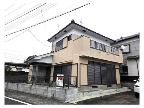 Some renovations have been completed and it is ready for immediate occupancy. A location with good living convenience near commercial facilities.