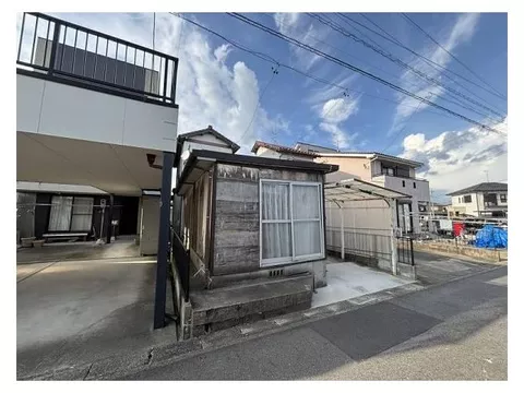 Detached house with carport and garden in a quiet residential area, approximately 10 minutes on foot to Kusai Elementary School