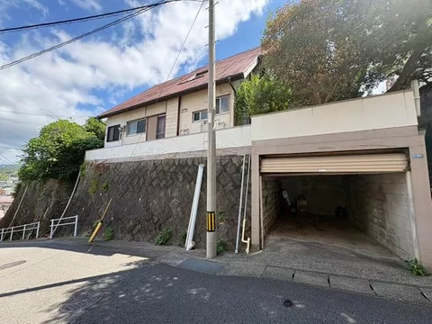 Even with a renovation within budget, you can also demolish and build new. The tranquility and convenience of the elevated location are fulfilled.