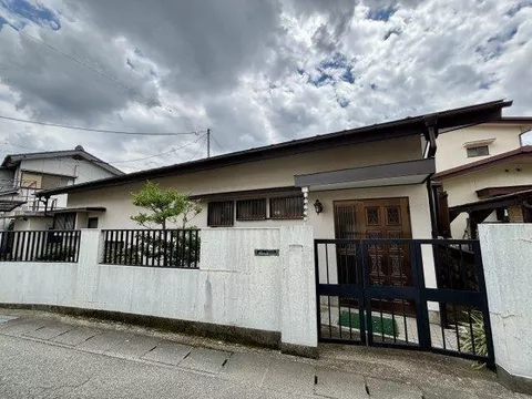 Convenient location, 4 minutes on foot to FamilyMart Kofu Kitashin Store. Easy-to-live-in single-story house.