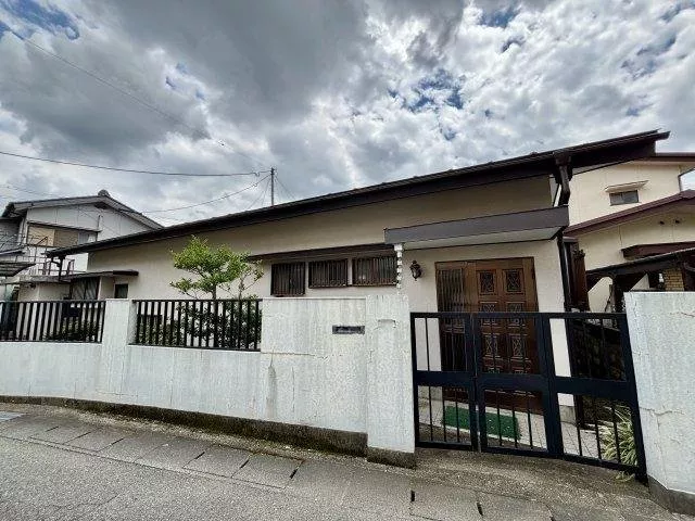 Convenient location, 4 minutes on foot to FamilyMart Kofu Kitashin Store. Easy-to-live-in single-story house.