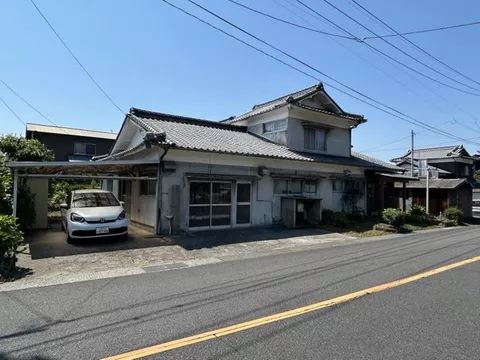 Approximately 175 tsubo of land area with a spacious garden on the south side. A quiet residential area facing a main road♪