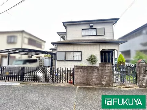 【Would you like to start a new life in a lush, quiet residential area?】 Parking lot with carport available