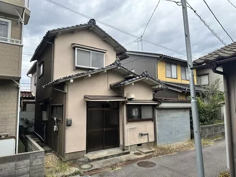 Covered parking available, 8 minutes on foot to Nishikanazawa Station, convenience store and drugstore within walking distance