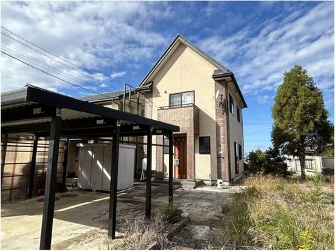 Approximately 10 minutes by car from the center of Uozu City, surrounded by nature. A calm residential area like a vacation home district.