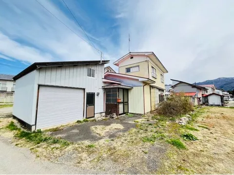 ■ A location that is about a 5-minute drive to the station, making it easy for commuting and schooling.