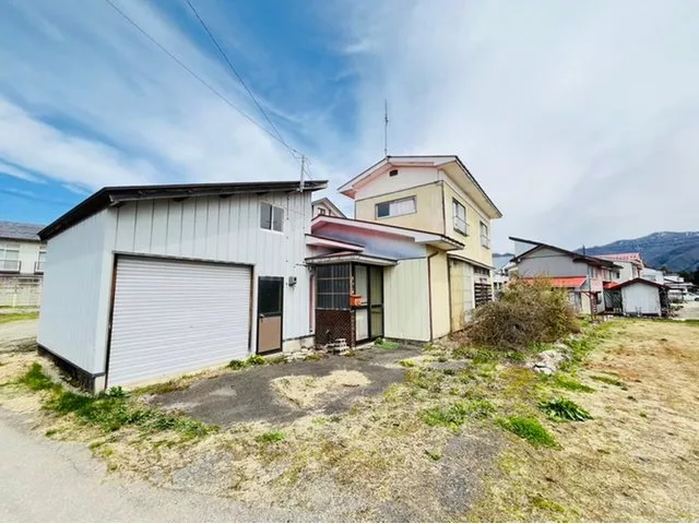■ A location that is about a 5-minute drive to the station, making it easy for commuting and schooling.