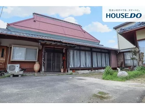 A traditional house with a field and warehouse, perfect for a relaxed countryside life. Enjoy DIY and home gardening!