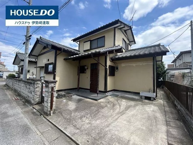 South-facing with good sunlight! Convenient 4K detached house with commercial facilities within a 3-minute drive