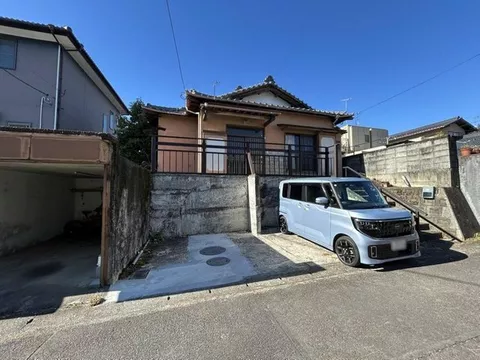 A compact living flow with a storage room, a single-story 4DK with all rooms over 6 tatami mats.