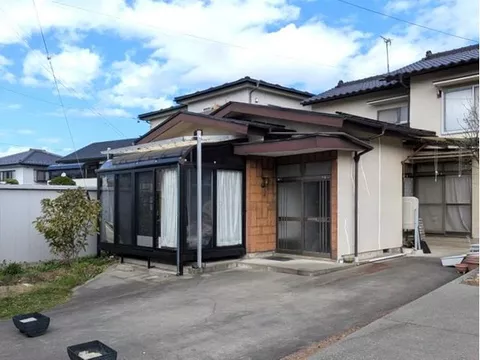 A safe location near elementary and junior high schools, an affordable property at 7.5 million yen! 4DK with sunroom & storage