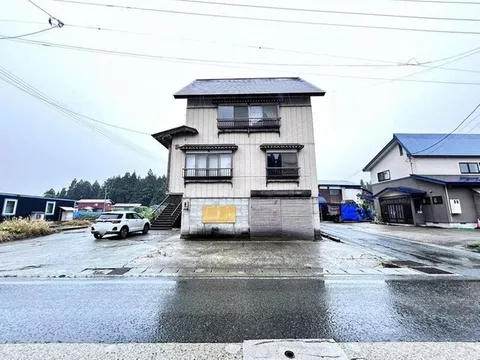 A two-story 10SLDK house on a site of approximately 328 tsubo, with a connected Japanese-style room and a spacious garden for versatile use - Image 2